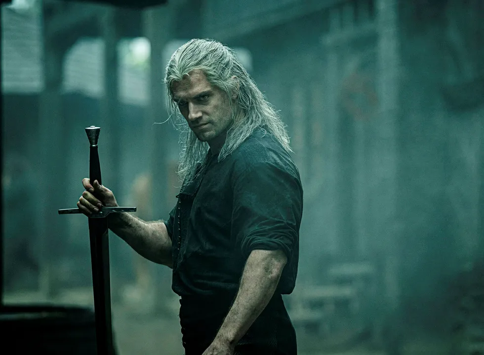 Henry Cavill i rollen som Geralt of Rivia i Netflix-serien «Witcher». Tv-serien er basert på spillene med samme navn, som igjen er basert på en serie fantasy-fortellinger.