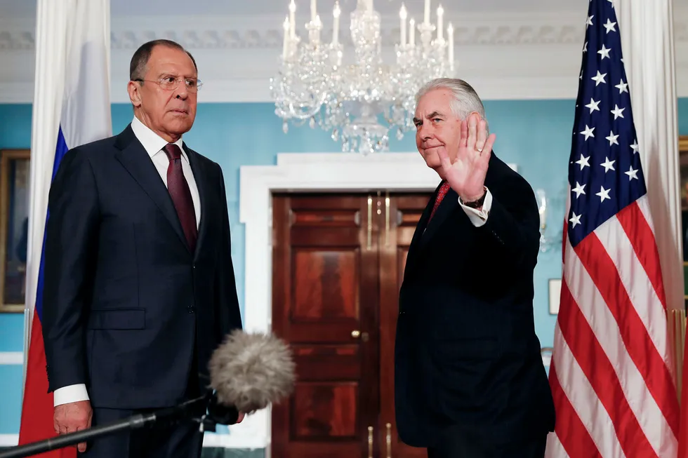 Timingen ble spesiell før møtet mellom utenriksminister Rex Tillerson (til h.) fra USA og Sergej Lavrov fra Russland. Foto: Carolyn Kaster/AP/NTB Scanpix