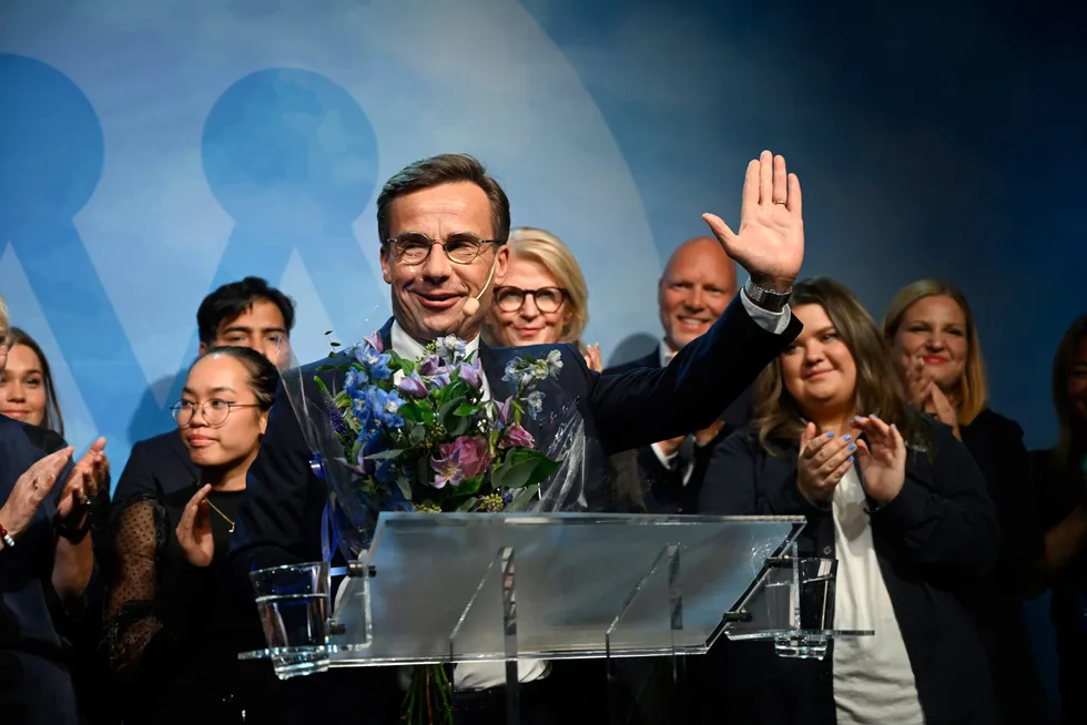 Partiene som støtter Moderaternas leder Ulf Kristersson (bildet) får 175 mandater i Riksdagen, sosialdemokratenes Magdalena Andersson får 174. Kristersson talte til partiets valgvake i Stockholm i natt.