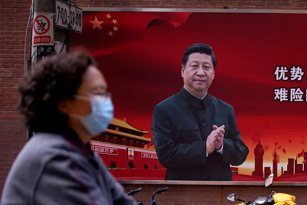 Kina og president Xi Jinping forsøker å så tvil om hvor koronaviruset oppsto. Presidenten er avbildet på store plakater i Shanghai.