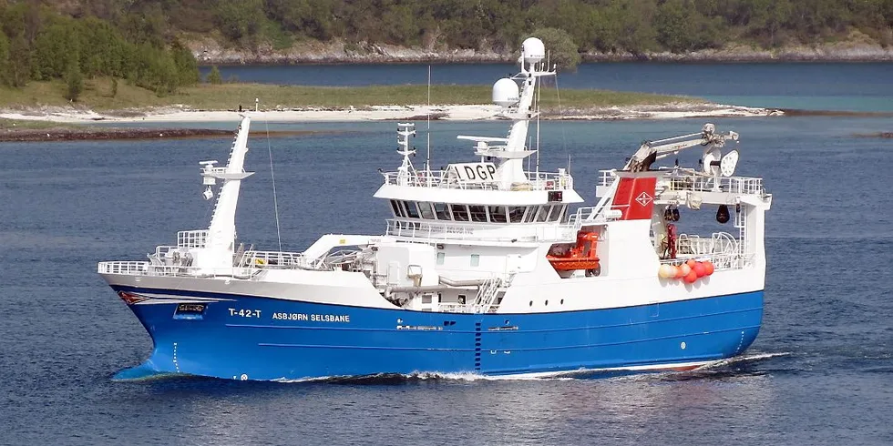 Kystnotbåten "Asbjørn Selsbane" på seiling sørover gjennom Tjeldsundet i juni 2014. Foto: Jon Eirik Olsen