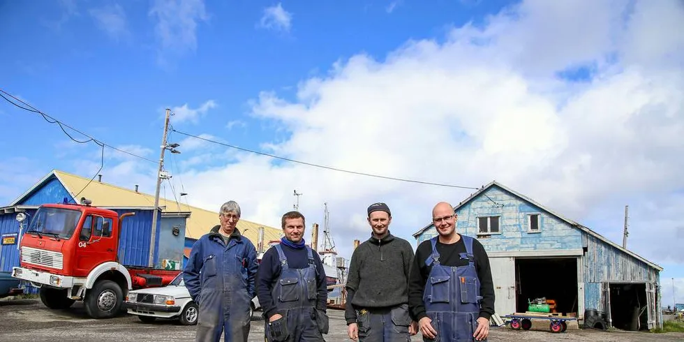 FJÆRA COWBOYS: Harry Solbjørg, Bjørn Inge Jensen, Yngve og Andreas Ingebrigtsen driver Samhold slip på en holme i Vesterålen. Foto: Silje Helene Nilsen