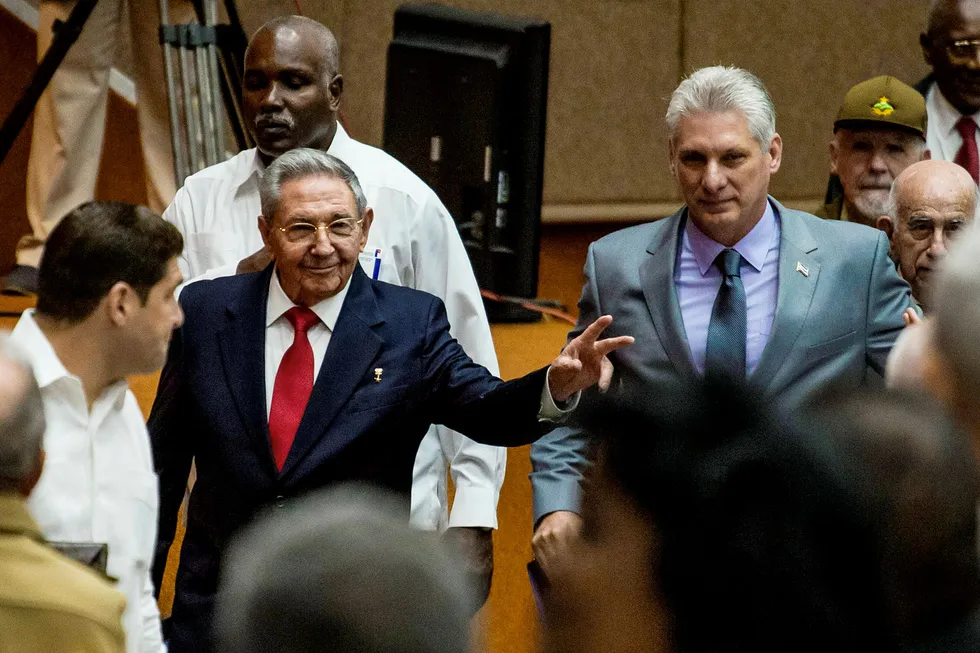 Onsdag tok Miguel Díaz-Canel (57), til høyre i bildet, over som president for 11 millioner cubanere etter Raoul Castro (86). Foto: HO/AFP/NTB scanpix