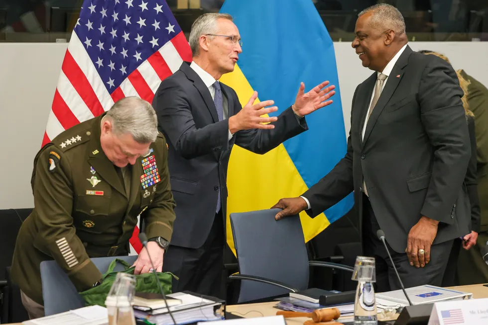 Natos generalsekretær Jens Stoltenberg, USAs forsvarssjef Mark A. Milley og forsvarsminister Lloyd Austin (t.h.) sørger for et nytt løft for Ukraina.