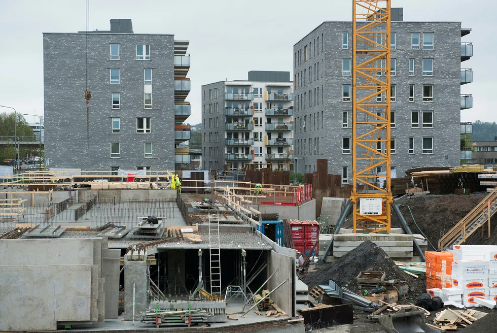 Det er solgt 34 851 boliger de siste 12 månedene. Bygging av nye leiligheter på Hasle. Foto: Per Ståle Bugjerde