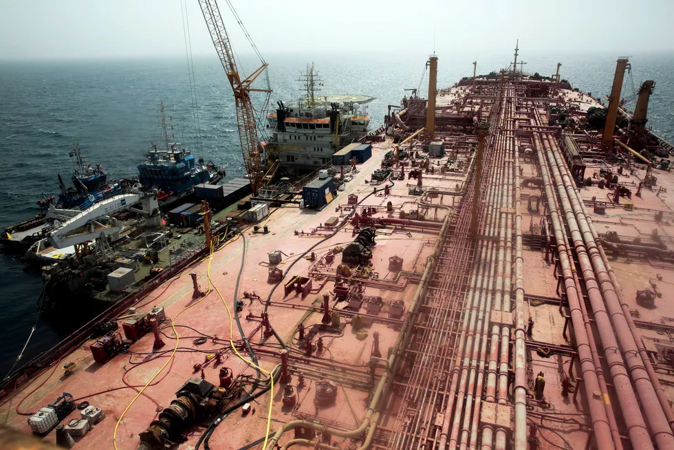På grunn av krigen i Jemen har den enorme oljetankeren ikke blitt vedlikeholdt på åtte år. Nå har FN iverksatt en operasjon for å overføre over 1 million fat olje til et sikrere skip. Skulle oljen renne ut i Rødehavet, vil det koste anslagsvis 20 milliarder dollar å rydde opp etter katastrofen.