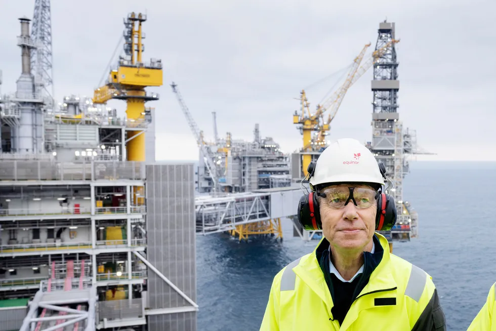 Olje- og energiminister Terje Aasland avbildet på Johan Sverdrup-feltet. Det gigantiske oljefeltet står nå alene for en tredjedel av oljeproduksjonen på norsk sokkel.