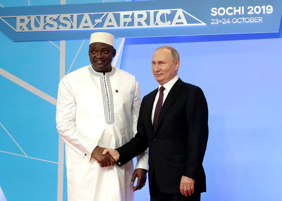 President Vladimir Putin sier Russland vil minst doble handelen med Afrika. På bildet står han sammen med Gambias president Adama Barrow under topmøtet i Sotsji.