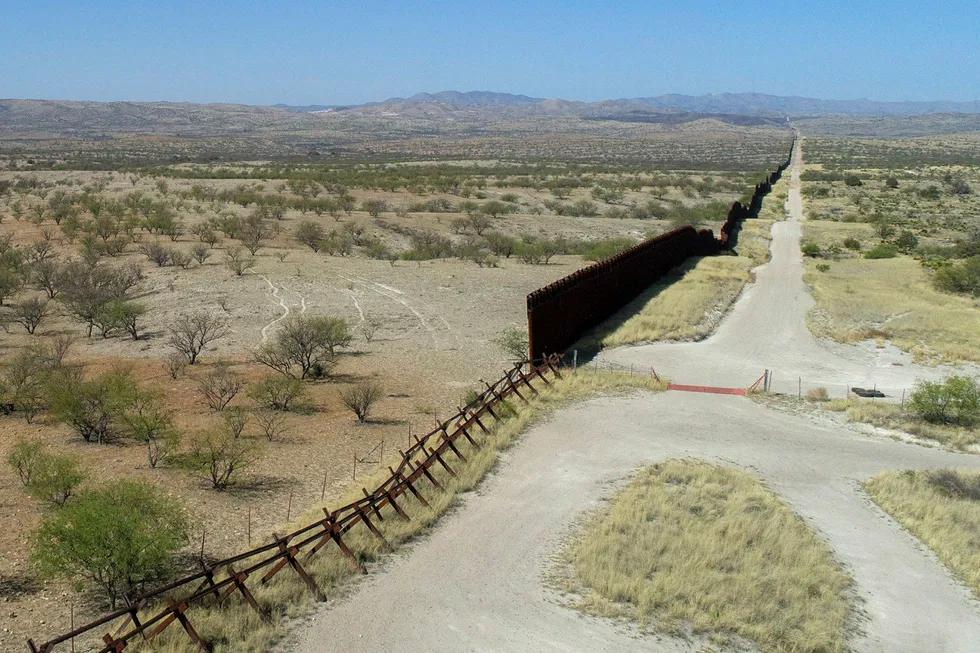 Anbudene til amerikanske myndigheter for bygging av ny mur mot Mexico inneholder flere kreative forslag. Foto: Brian Skoloff/AP photo/NTB scanpix