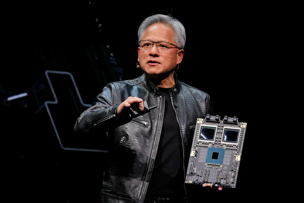 Nvidia-sjef Jensen Huang med den nye KI-chipen Blackwell. Huang har tidligere meldt om «sinnssyk» etterspørsel etter brikken.