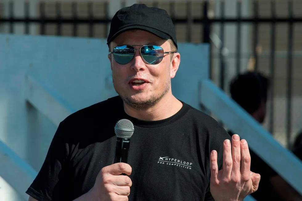 Tesla-sjef Elon Musk vil gjøre forsikringer billigere for Tesla-eiere.
