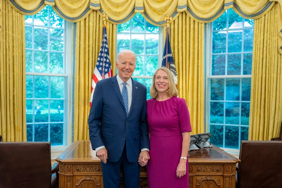 Onsdag denne uken sto Anniken Huitfeldt utenfor Det ovale kontor og ventet sammen med femten andre ambassadører på å få komme inn. Norge! sa president Biden og slo ut med hendene da hun kom inn.