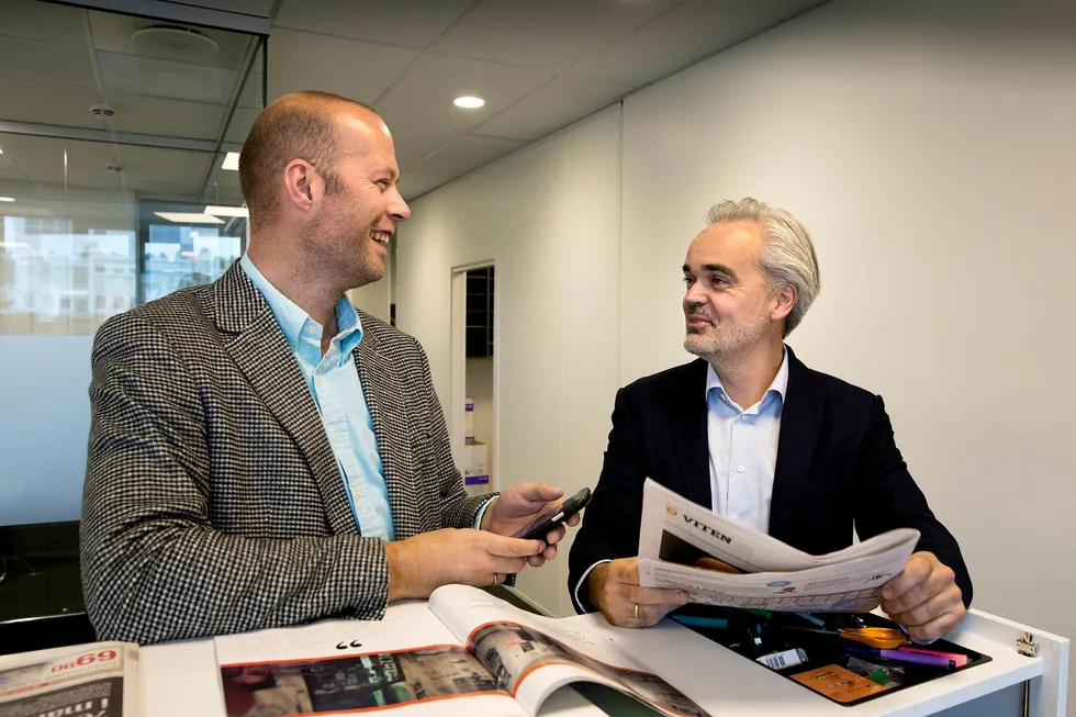 Sjefredaktør Eivind Ljøstad (til høyre) i Fædrelandsvennen sammen med André Walle som nå er annonsedirektør i Schibsted Norge. Foto: Kjartan Bjelland