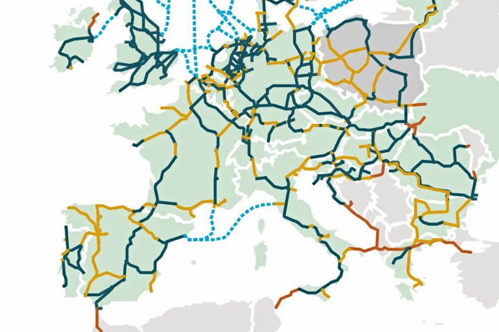 A map of the European Hydrogen Backbone's pipelines by 2040 (new in gold, repurposed in green, subsea in blue, and import routes in orange).