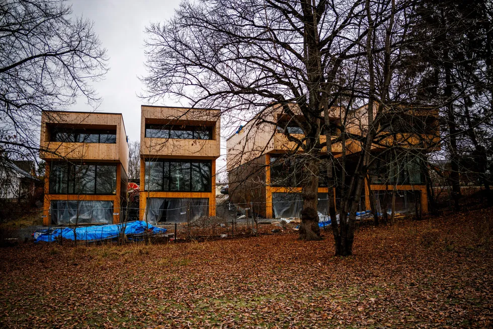 Spektakulær arkitektur og store vindusflater preger boligene som ble lagt ut for over 20 millioner kroner på Tåsen i Oslo. Nå har utbyggeren tapt første runden i retten og må betale nærmere ti millioner kroner til to av kjøperne.