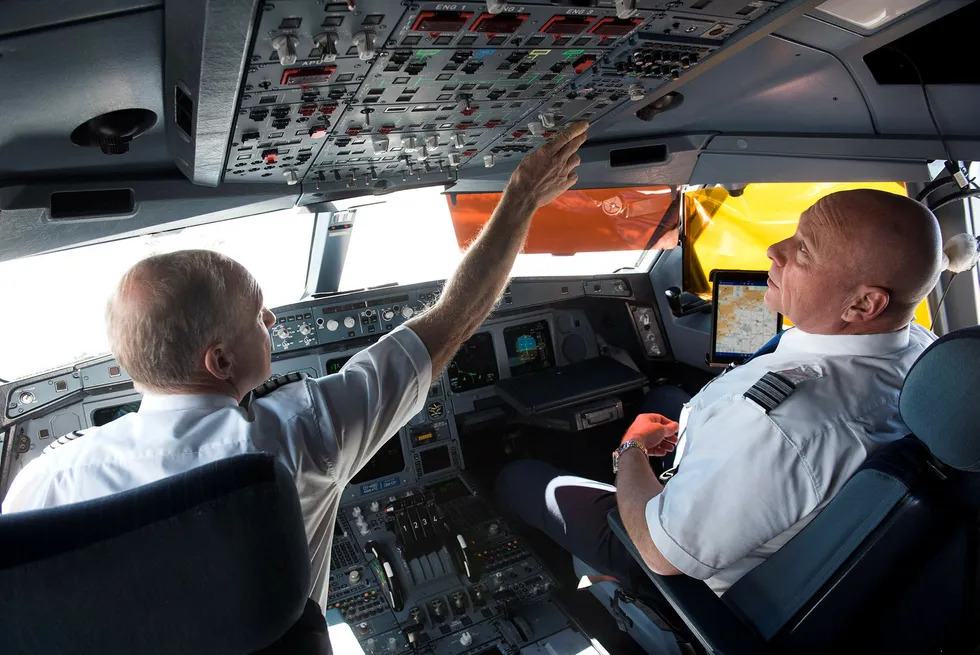 SAS-kaptein Per-Arne Svanström (til venstre) og styrmann Ebbe Winter flyr jevnlig med selskapets Airbus A340 fra København til Kina. Enn så lenge har SAS enerett til å fly fra Norge over Sibir mot Asia, og selskapet advarer mot en hard linje mot Russland. Foto: Per Ståle Bugjerde