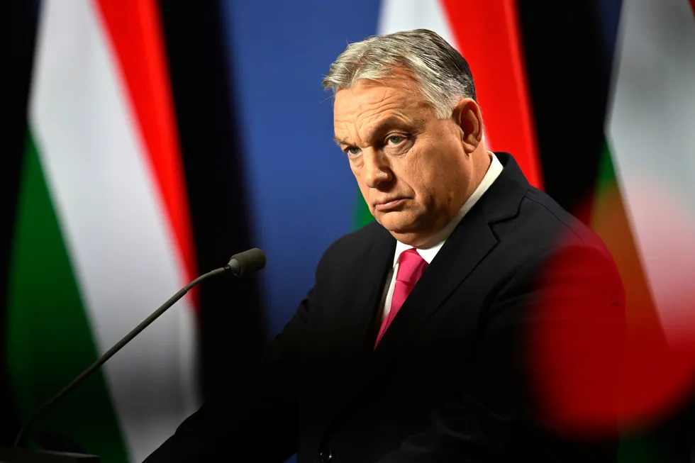 Siste mann ut? Ungarns statsminister trues med å miste stemmeretten i EU.