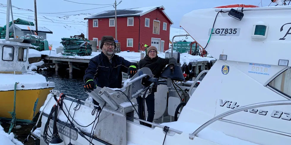 Roy-Magne og sønnen Espen Andreas Larsen på sin nye båt «Onessa» som de hentet før jul.