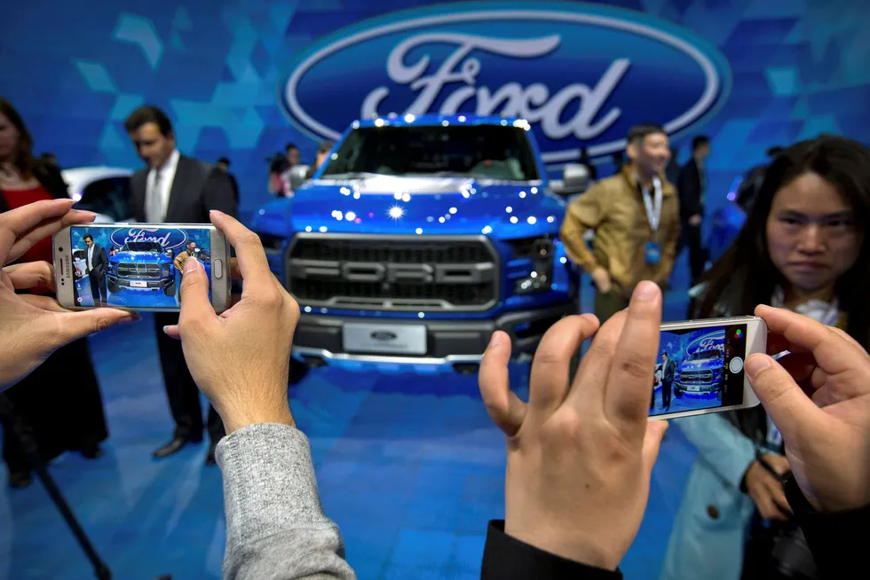 Ford har investert i syv fabrikker i Kina. Nå stuper salget. Konkurrentene er i gang med å tilpasse seg et marked med økt etterspørsel etter elektriske biler. Ford ligger langt etter.