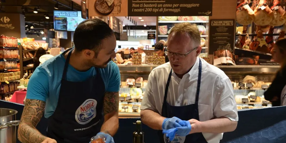 Diego Rossi og Per Sandberg serverte gjestene på hypermarkedet norsk laks og klippfisk. Foto: Therese Kongsli Jakobsen.