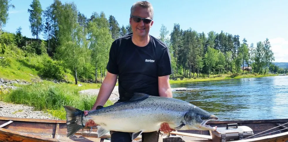 Terje Claussen med laksen på 20,3 kilo. Privatfoto.