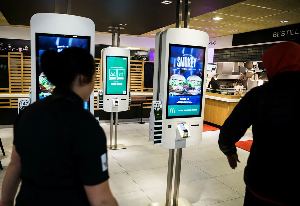 Slik blir den nye generasjonen McDonalds som her på Alnabru. Kundene bestiller selv på automatene og får levert maten på bordet etter noen minutter. Foto: Per Thrana
