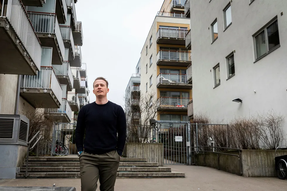 Christopher Gulbrandsen (32) har både solgt og kjøpt bolig før visning. Her går han gjennom boligområdet han snart skal flytte inn i på Grønland i Oslo.