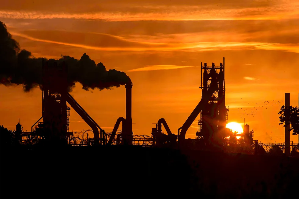Solen går ned ved British Steels anlegg i Scunthorpe plant i Lincolnshire, nordøst i England.