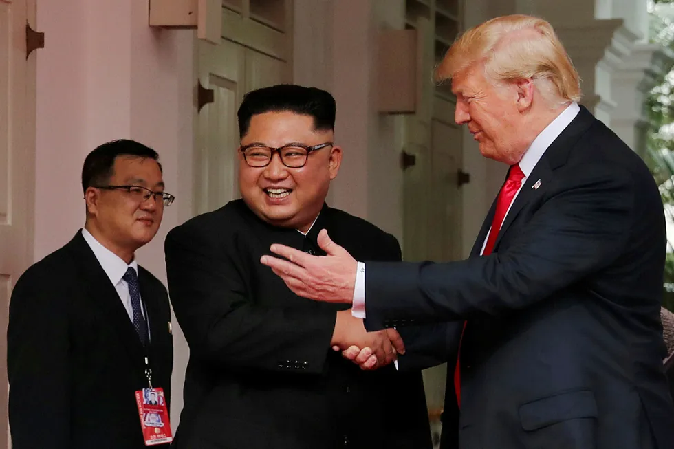 USAs president Donald Trump og Kim Jong-un møtte hverandre med en håndtrykk i Singapore tirsdag morgen. Begge har tro på at de kan skape fred i Korea. Foto: Jonathan Ernst/Reuters/NTB Scanpix