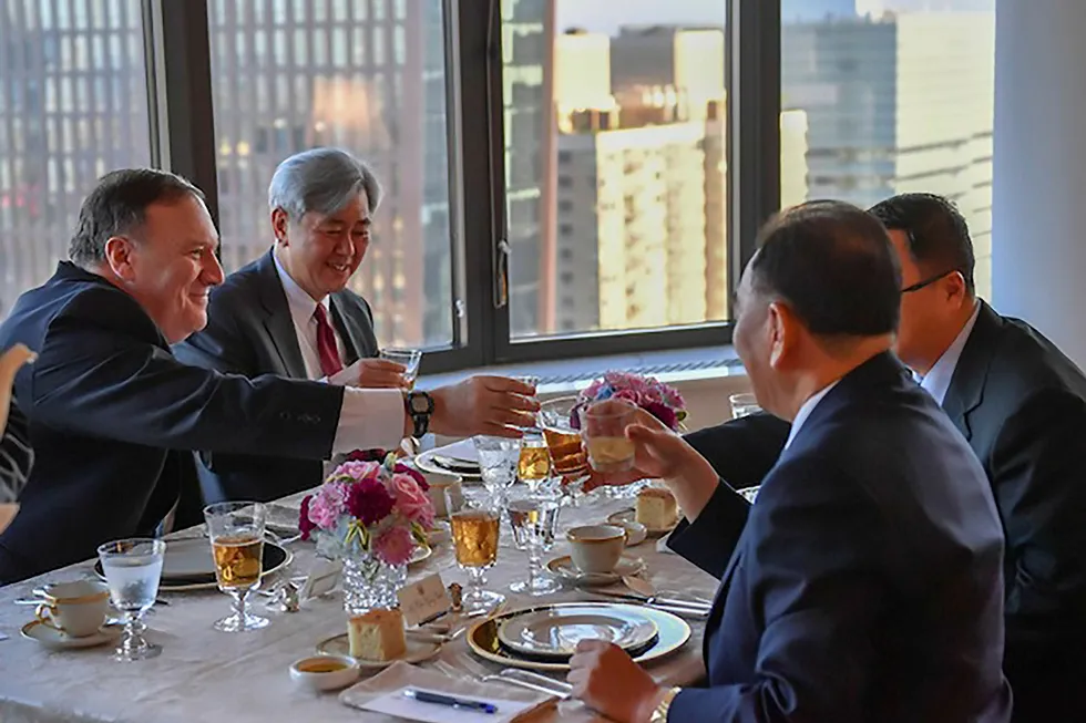 Tilsynelatende god stemning under middagen mellom USA utenriksminister Mike Pompeo (til venstre) og den nordkoreanske generalen og partitoppen Kim Yong-chol ( nummer to til venstre). Helt til høyre sitter lederen for CIAs Korea-avdeling, Andrew Kim. Foto: AFP photo/US Department of State/NTB Scanpix
