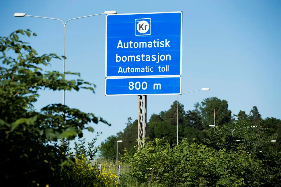 EU-kommisjonen har lagt frem den nye veipakken «Europa i bevegelse» som blant annet inneholder forslag om at bompenger skal betales etter kjørt distanse. Blir de vedtatt, må Norge innføre dem.