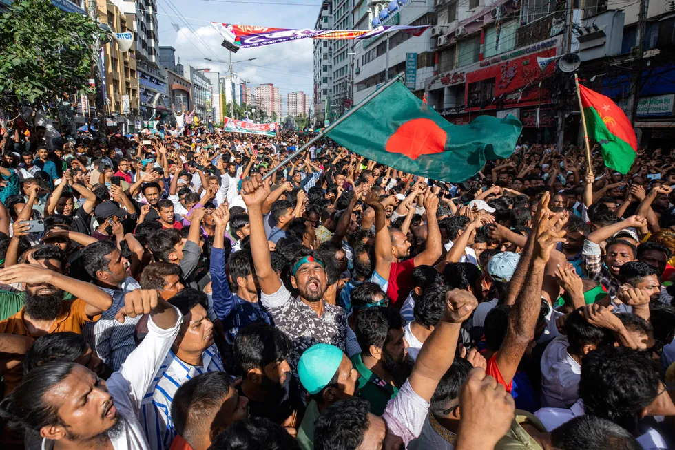 Demonstrasjonene fortsetter i Bangladesh etter at statsministeren flyktet, regjeringen gikk av og nasjonalforsamlingen oppløst. Fredsprisvinner Muhammad Yunus er på vei tilbake til hjemlandet og skal lede en overgangsregjering. Dem,omnstranter foran hovedkontoret til Bangladesh Nationalist Party (BNP) på onsdag.