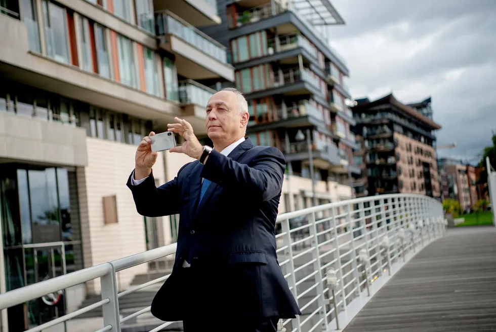 – Flott arkitektur, sier Chemi Peres og tar et par bilder ved broen over til Tjuvholmen. Peres er tidligere jagerflypilot og medgründer i Israels fremste venturekapitalistfond, som har hentet inn to milliarder dollar for gründere.