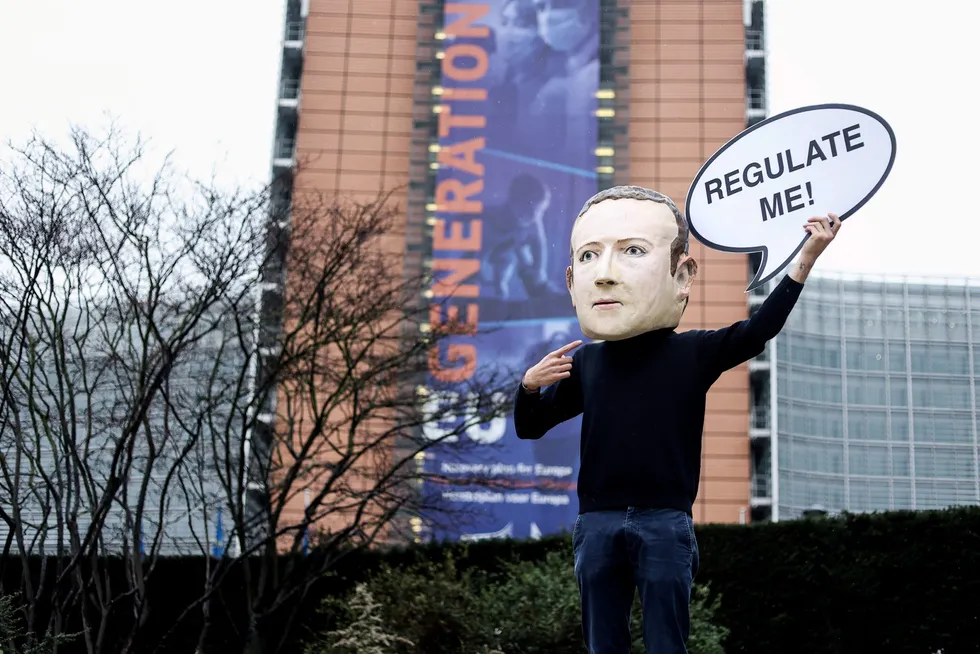 Facebooks nyhetsstans i Australia har fyrt opp kravet om strammere regulering verden rundt. Her demonstrant i Mark Zuckerbergmaske utenfor Europakommisjonen i Brussel.