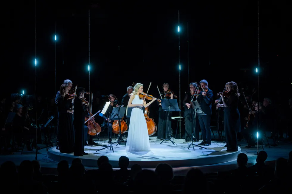 Fiolinist Eldbjørg Hemsing under konserten til ære for fredsprisvinnene i desember i 2021.