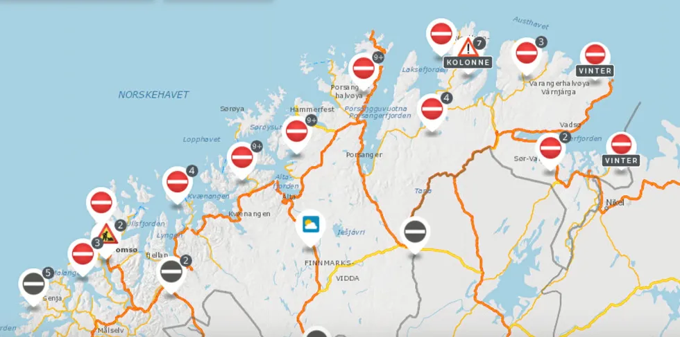 Mandag morgen ser Statens Vegvesens kart over trafikkmeldinger slik ut. En rekke veistrekninger er stengt på grunn av uvær.