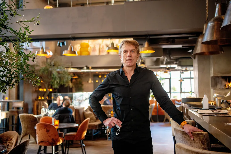 – Her jobber for det meste kun ledelsen i restauranten, sier administrerende direktør Hans Petter Hauge i Olivia restaurantene her ved Olivia på Aker Brygge i Oslo.