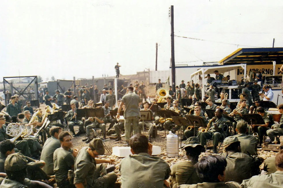 Moralsk støtte. The Army Band ble fløyet inn for å spille julemusikk for soldatene på Tan Nhut-luftfartsbasen i slutten av desember 1970. Musikk kan brukes til å holde moralen oppe, men også i mørkere øyemed. Foto: United States Army