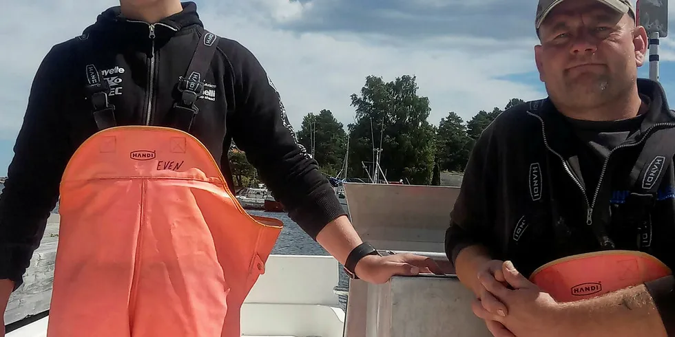 FAR OG SØNN: Tor Egil og Tor Atle Stagersnes kom mandag inn til Grimstad med sin fjerde dagsfangst med leppefisk etter at sesongen startet sist fredag.