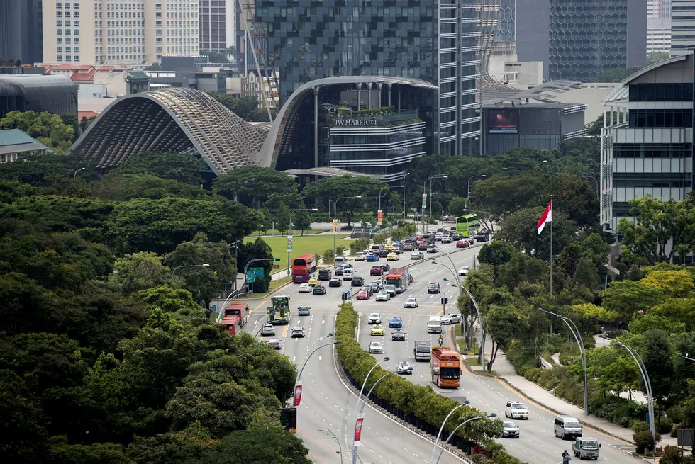 Da jeg var i Singapore tidligere i år, var de i full gang med å avvikle de elektroniske bomstasjonene. Isteden går de fra 2020 over til dynamiske veipriser som varierer fra minutt til minutt, meter til meter, alt ettersom når og hvor det er mest trafikk.