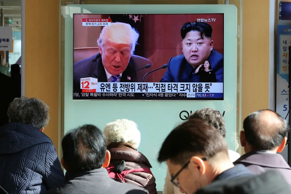 USAs president Donald Trump har besluttet å føre Nord-Korea opp på en liste over stater som finansierer terrorisme. Det skaper sinne i Pyongyang. Bildet er fra en nyhetssending på en fjernsynsskjerm på en jernbanestasjon i Sør-Koreas hovedstad Seoul. Foto: Ahn Young-joon/NTB Scanpix