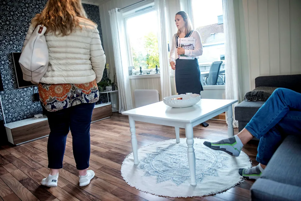 Der megler Elise Talsæte hadde privatvisning er ett av flere områder som opplever stigende boligpriser, mens de faller i Oslo. Foto: Fartein Rudjord