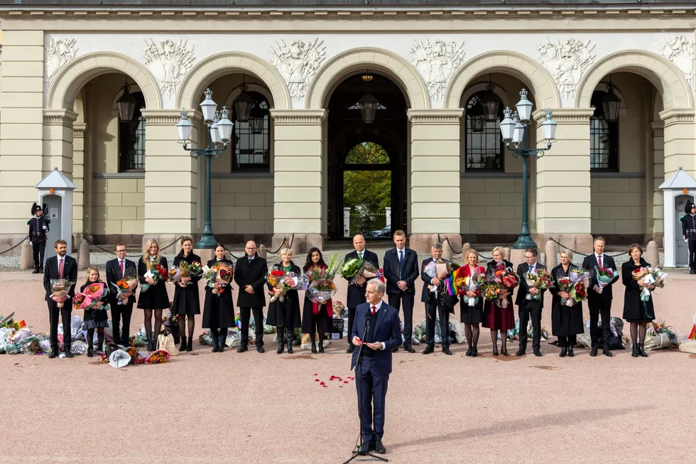 Ny regjering med statsminister Jonas Gahr Støre i spissen foran Slottet.