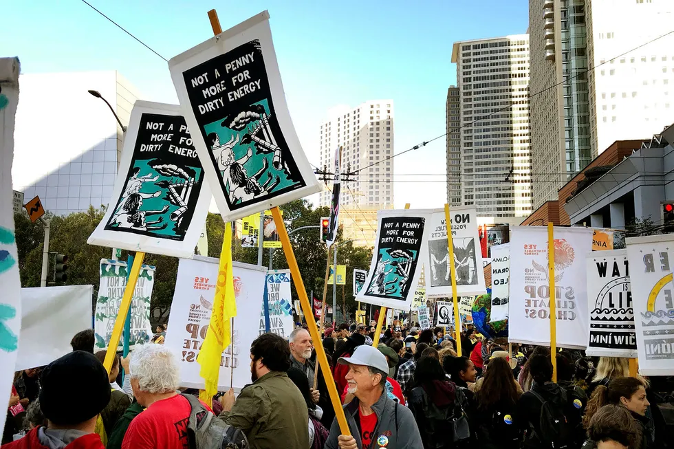 Miljøaktivister demonstrerte utenfor klimamøtet «Global Climate Action Summit» i San Francisco.