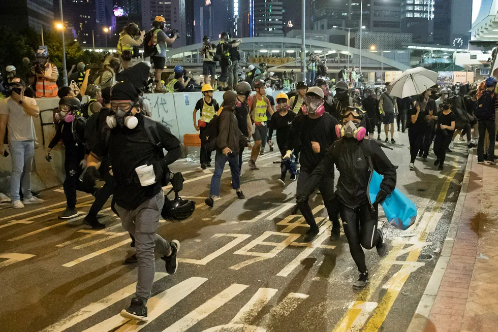 Nesten 300.000 mennesker møtte opp for å markere femårsdagen for paraplybevegelsen i Hongkong lørdag. Foto: Vincent Thian, AP / NTB scanpix