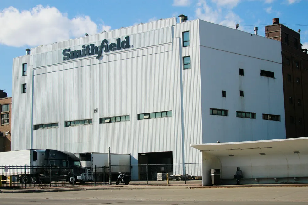 Ved Smithfields anlegg for prosessering av grisekjøtt i Sioux Falls har helsepersonell påvist flere titall tilfeller av koronasmitte.