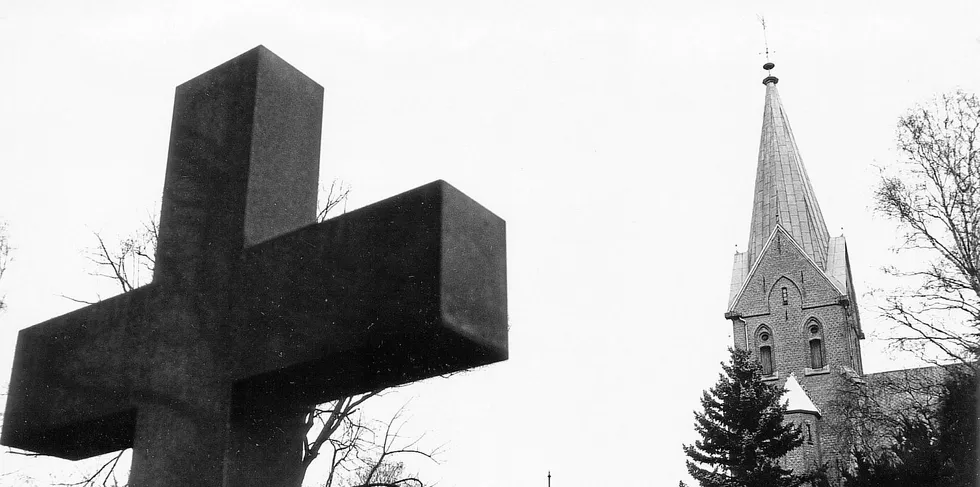 Kors ved kirke. Illustrasjonsfoto: Dagens Næringsliv