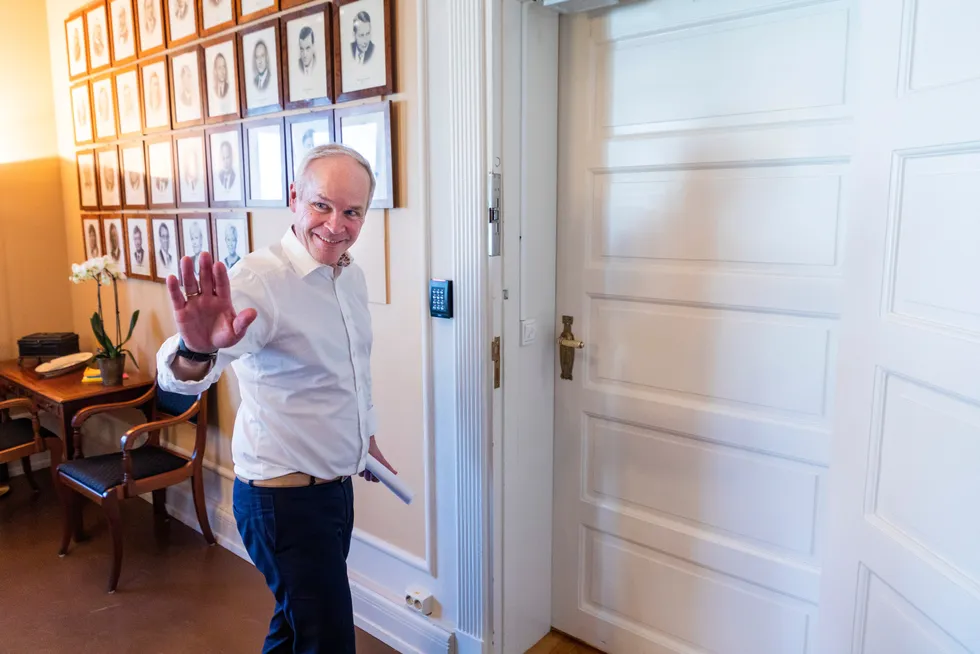 Finansminister Jan Tore Sanner på vei inn til kontoret sitt.