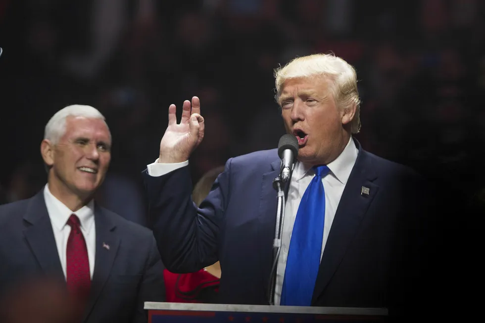 Donald Trump på scenen i Manchester i New Hampshire mandag sammen med visepresidentkandidat Mike Pence. Foto: Scott Eisen/Getty Images/AFP/NTB scanpix