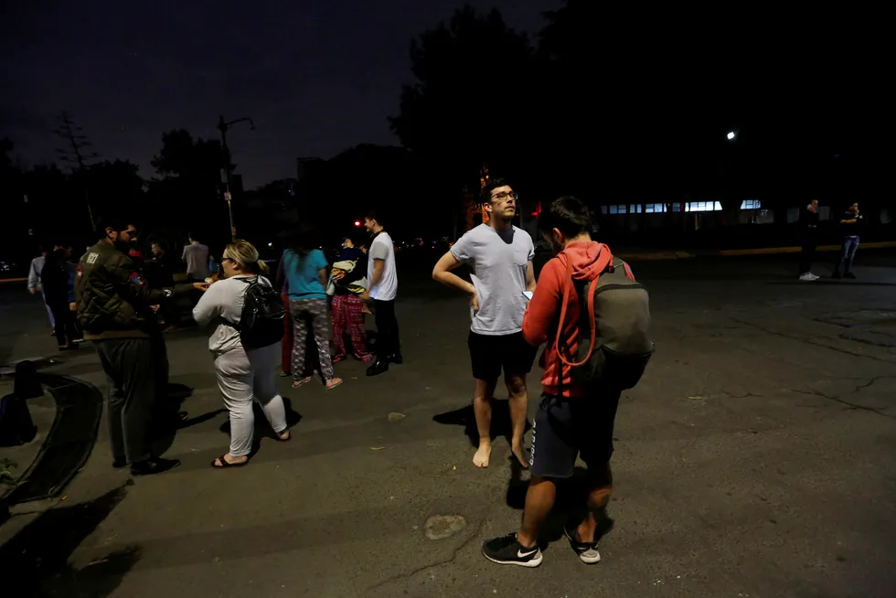 Det kraftige jordskjelvet i det sørlige Mexico kjentes så godt i Mexico City at folk flyktet ut i gatene. Foto: Claudia Daut/Reuters/NTB scanpix